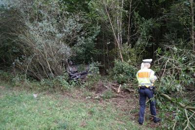 Pkw ueberschlaegt sich und fliegt in Wald bei Schoenaich 